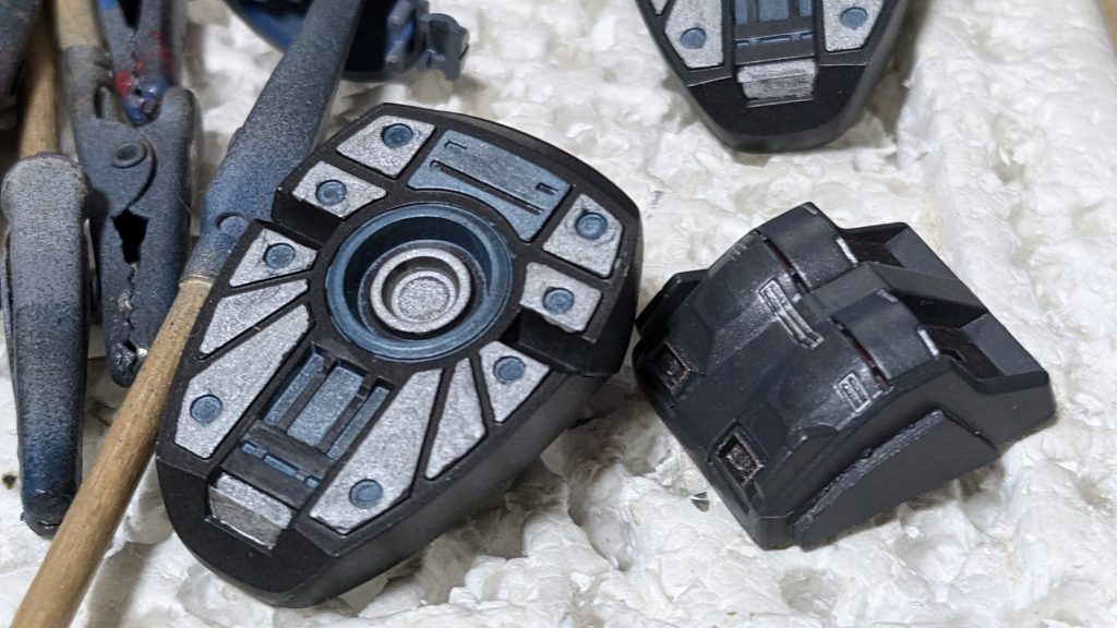 カラー：サフはいつもの黒+グレー+ガンクロームのオリジナル。グレーは№305、胴体はネイビーブルーにクリアブラック重ねました。赤は下地にグレー、№３８５紅色にマルーン重ねました。黒はつや消しブラックです。バーニアは焼鉄色。アサルト・ガードはサフそのままです。墨入れ、つや消しトップコートで完成です。最初ゴーストの部隊マークを描いてたのですが、目立つマーキングは無しって事にしました。なのでデカールは控えめです。