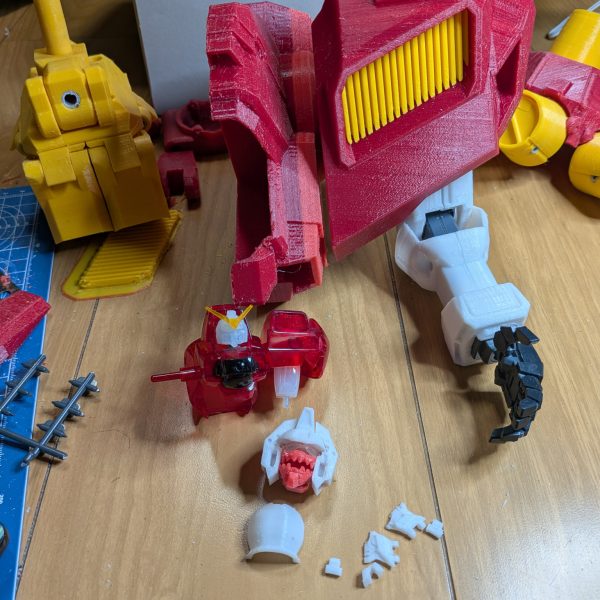 顔のモデリング完了しました。色々設定画探してもイマイチ良い画が無かったのでアニメのアップ見ながら調整しました。とりあえずウデと胸半分、アタマの印刷進めてます😊胸の印刷中に材料切れて、新しいフィラメント使い始めたら色が朱色になってしまいました（笑）（3枚目）