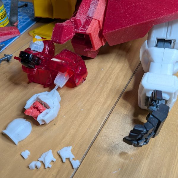 顔のモデリング完了しました。色々設定画探してもイマイチ良い画が無かったのでアニメのアップ見ながら調整しました。とりあえずウデと胸半分、アタマの印刷進めてます😊胸の印刷中に材料切れて、新しいフィラメント使い始めたら色が朱色になってしまいました（笑）（2枚目）