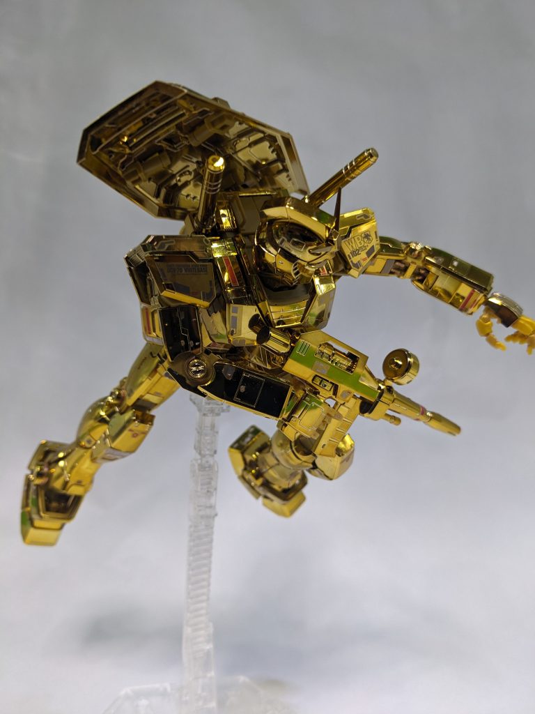 パーツが多すぎて素組とは言え数日かかりました。ゲート痕はゴールドの塗料で隠しています。近くで見ないとわからない程度にはごまかせます。