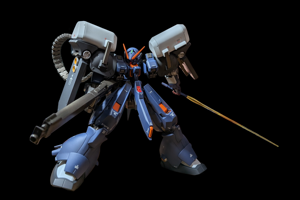 以下ポージング腕横のウーンドウォート腕は本来サブアームとして機能しますが、こぶしを綺麗に折りたためないのでオミットこぶしを取り付ければサブアーム展開状態にできますがかっこいいポージングできなかったのでカット