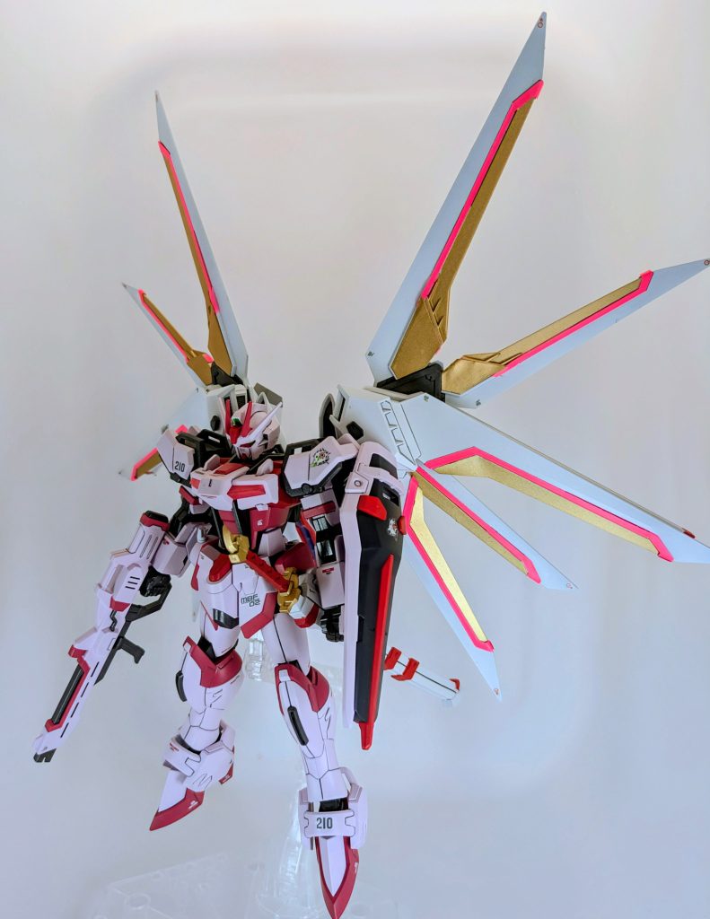 皆様、明けましておめでとうございます✨昨年末の紅白ガンプラ合戦に間に合わなくて申し訳ございませんでした…。紅組での投稿予定で、色的にもピッタリやんけ!!と思って進めていたのですが、仕事が忙しすぎてムリでした…。という訳で今回は、「旧式化しまくったストライクルージュを、CE75の最新技術で改修した」というよくあるテーマで作成いたしました!!主に以前投稿したアカツキガンダム作成時に余ったパーツで組み上げてます。こちらもよくあるジャンクパーツ処分企画となっております笑https://gumpla.jp/hg/2338352