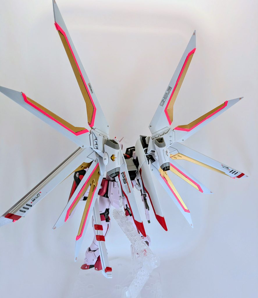 バックショット。ライジングフリーダムのバックパックにイモータルジャスティスのパーツを移植。変形機構は技術不足によりオミットしていますので、バックパック中央にビルダーズパーツのバーニアを移植しました。えー、ライフリを組んだ事がある方は分かると思いますが、ウイングの取り付けが左右逆です…。イモジャのバーニアの取り付け軸パーツがキツ過ぎて取れなくてリカバリー不可になり、その影響でビーム砲の展開も不可になりました…。だから仮組みはしっかりしろと…(戒め)