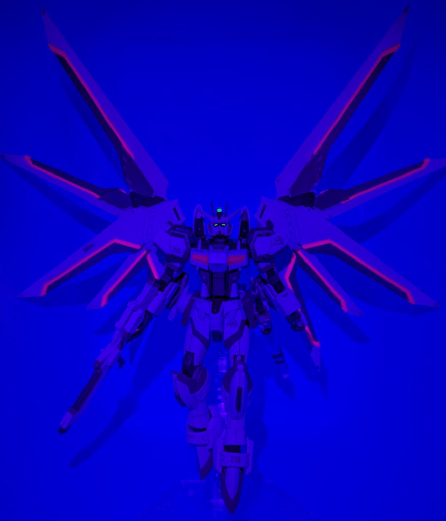 頭部センサーとツインアイ、ウイングのラインは蛍光色で塗装。ビコーンします✨️国家元首搭乗機として圧倒的な防御力が求められたため、プラウドディフェンダーと同じくナノ粒子散布機能を搭載している。ナノ粒子に加え、ミラージュコロイドを併せて散布し、コロイド粒子を介して敵機のビームエネルギーを吸収し、自機に還元する事で、敵機が攻撃を続ける限り反撃し続ける事が可能。という設定です笑