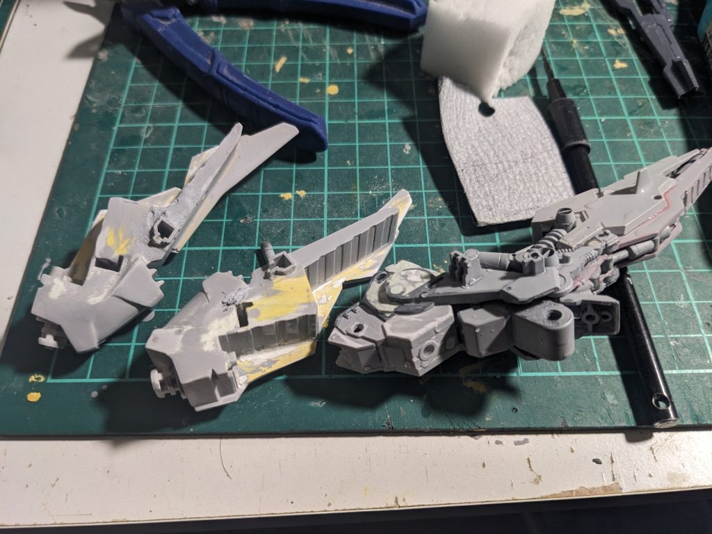 そうして思い出されるのは男の遺書にあった”ずっとそばに・・・”の一文・・・仮に、過去のデータから偽人格AIが生成できるなら・・・今現在”生きている人間の偽人格”を作るのはもっと簡単ではないだろうか?「だとしたら・・・」前提が変わってくる。暴走したのは娘のAIではなく父親の偽人格AI?もし娘の偽人格AIの存在がばれれば間違いなく消去されるだろう・・・そうなれば、男は二度も娘を失うことになる。だから・・・周囲を吹き飛ばしてでも・・・逃げた?偽りの娘を守るために・・・自分も人間ですらない偽物になってまで?調査官は寒気と緊張で金縛りにあった。