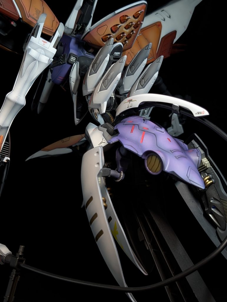 ゴチャゴチャした後ろ姿が良い感じ特に、キュベレイの頭にテールブレードを接続したのがお気に入りです。