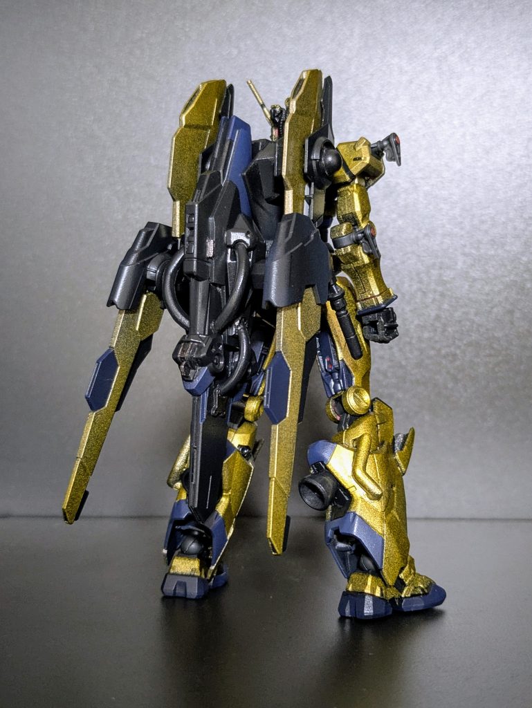 別世界から流れ着いたMSの装備を利用し高機動型に改修されたガンダム。耐ビーム塗装が試験的に施されています。赤いガンダムをベースにHGルブリス等のパーツを組み合わせて百式のシルエットに近づけました。&nbsp;