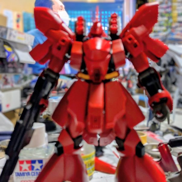 17〜18年前の古いガンプラだと言うのに、物凄く出来が良い。このままでも十分いける。仕事から帰宅後、Amazonプライムビデオのアニメを見ながらこのサザビーを前後左右3時間位ずっと眺めていた。アクシズてんちょうさんと言う方の製作したサザビーを参考に、脚を約5ミリ延長。(幾つ延長したとか記載が、無いから適当にこの位かな〜？と約5ミリにした。)プロペラントタンクをプラ板とポリパテで、約3センチ延長した。(ここも何センチ延長したとか記載が、無いからとりあえず適当にこの位かな〜？と3センチ延長した。)アクシズてんちょうさんは、足首の半分をプラ板で作り変えて製作しているけどわっちは、何とかキッドのままで手を加えて行く予定。正直。ここを改修しました。と言わないと改修箇所が分からい位？地味です。普段なら上から手を加えて行くけど今回は、下から手を加えて行こうと思う。&nbsp;（1枚目）