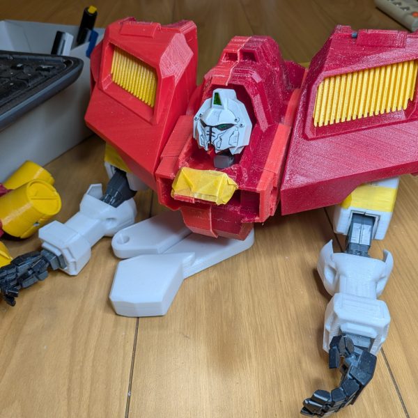 頭と胴体・肩の大きい部品が印刷完了しました。印刷中に頭の塗装して雰囲気を確認してます😊やっぱりエッジがFDM式のプリンターだと甘いのでこの大きさが老眼的にも限界です😵（2枚目）