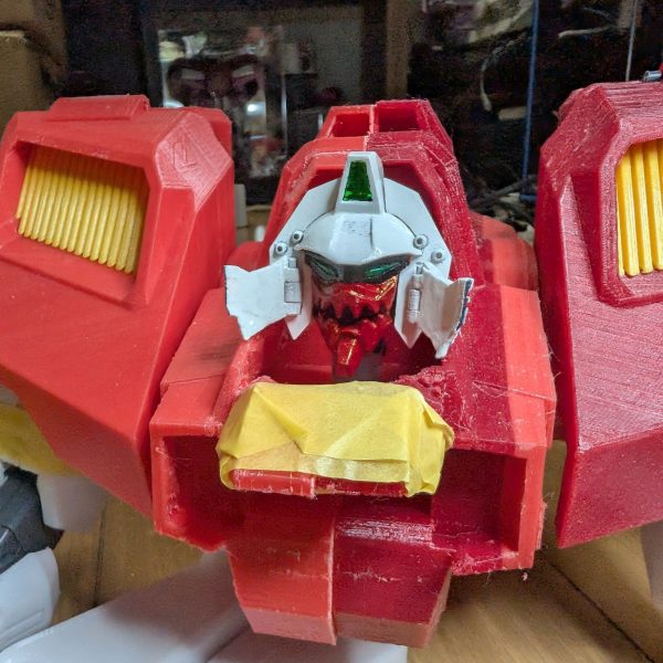 頭と胴体・肩の大きい部品が印刷完了しました。印刷中に頭の塗装して雰囲気を確認してます😊やっぱりエッジがFDM式のプリンターだと甘いのでこの大きさが老眼的にも限界です😵（3枚目）