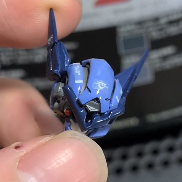 デカールを貼り始めてます！