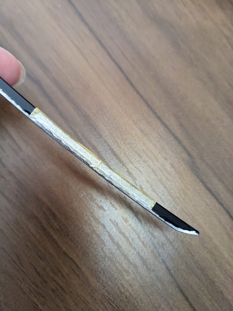 刃紋を再現するために、マステを貼りシルバーで塗装、それだけですちょっと弄ってクリアレッドなんかを加えても面白いかと思いましたが、ここはシンプルにいきました。