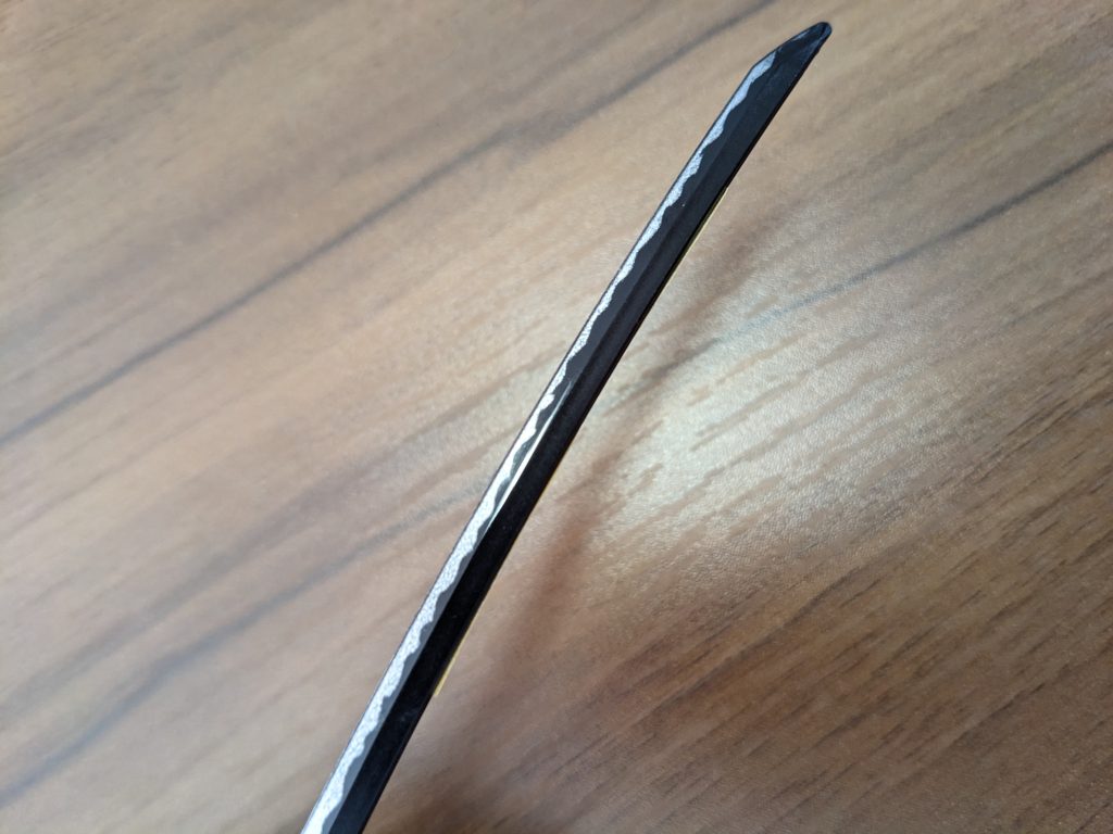 なんとなくそれらしくなりましたね。ピクシブ百科事典によると日本刀(太刀)の形状をした光が干渉しない漆黒の実体剣。名前の由来は古事記に登場する神器(神剣)の一つ布都御魂剣と思われる。珍しい実体剣型の対艦刀だが、ビームソードと切り結べるほどの耐久力とブラックナイトスコードのフェムテク装甲対策として使われるほどの切断力を合わせ持つ。・・・・光反射しないんだ＞＜；