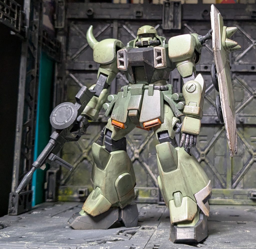 前面。モノアイのシールはどこかに消失してしまったので、とりあえず消灯状態。レジンで作成とか何回かもうやって飽きてきてるのでちょっと放置です。色はガンダムカラーのザクⅡさんのやつをそのまま調色せず利用。まあ大体おなじだし良いじゃろ。薄いほうの緑は所々塗り分けしたんですが、ヨゴシでようわからなくなってますね。あと相変わらず合わせ目消しが雑です。