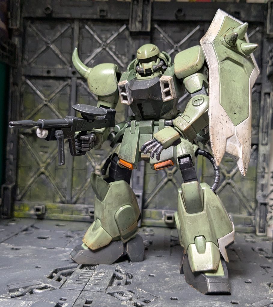 少しポーズをつけて。汚しの加減まちがえた気がします。SEEDのMSだとミリタリー感があまり出なくてただキタナイになってしまっているような。あとSEED系はデカールが手に入らないのですよね。ZAFTのマークとか本当は入れたい。というわけで、「息抜きにとりあえず手抜き気味でもひとつ完成までもっていって投稿してみよう」の生贄になったHGザクウォーリアさんでした。次どうしようかなあ？