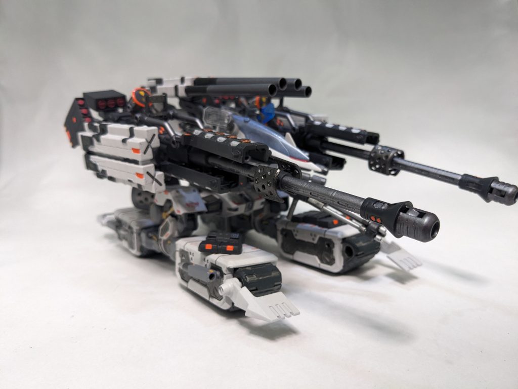 アームズ・デストロイヤーの起動試験当日、5機用意された試験機は問題なくテストをクリアしていった。最後に実弾試験のために実弾が装填され、いざ最終試験の開始となったところで悲劇は始まる。5機のアームズが同時に暴走をはじめ、デストロイヤーの名の通り周囲の基地施設を破壊し始めた、その火力は設計者の想定通りすさまじく、手が付けられないほどであり、AIの無慈悲で合理的な射撃は正確な災厄を振りまいた。