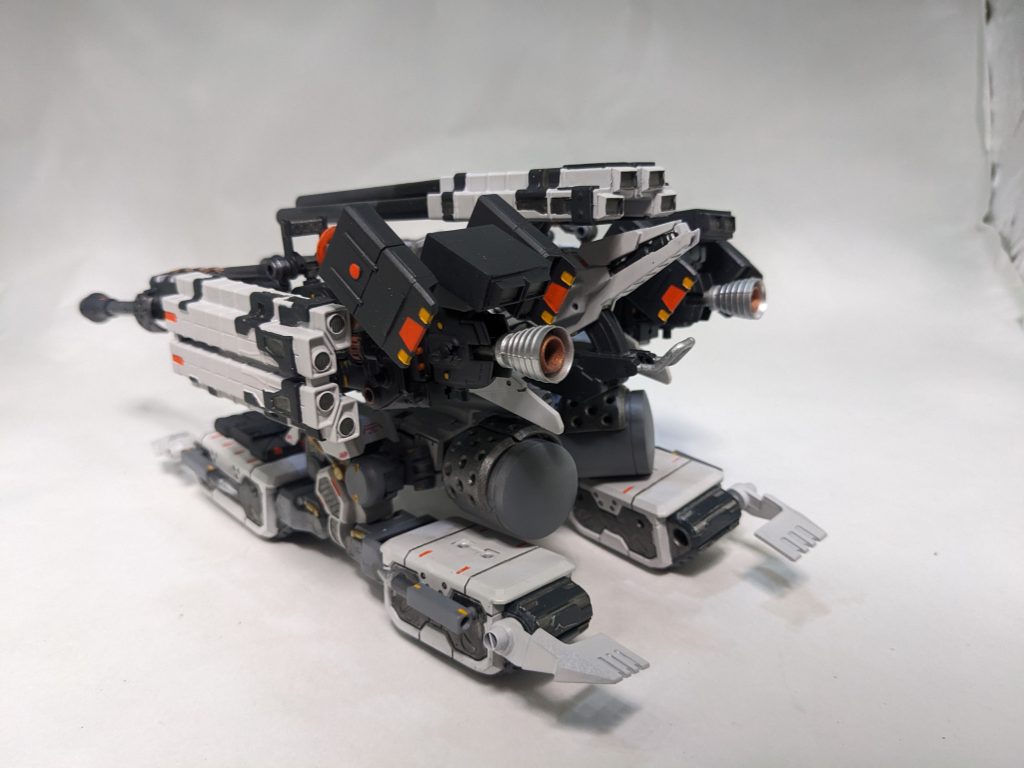 最終的に鎮静化したのは、アームズのエネルギーと弾薬切れを待ってから一気呵成に仕掛けることで全機破壊、無力化に成功したからだ。アームズ達には自分たちで補給する能力がなかった事が勝敗を分けたといえる。だが問題はここで終わらなかった。状況が終了した以上、次はその原因の究明が行われるからだ。調査の結果、外部からのハッキングの痕跡はなかった・・・となると、内部AIに最初から問題があったことになる。調査官が警備部と共にAIプログラマーの部屋に踏み込んだところ、彼らが見たのは首を吊った男の死体だった。