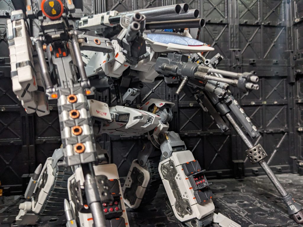 男の死は自殺と断定された。第三者の介入や口封じの痕跡が見つけられなければ、しかも近くに遺書のようなメモまで見つかれそれも仕方がない。ただし調査官としてはそれで終わりとはならない。最低でもアームズの暴走理由は解明しなければならないが、これがさらなる地獄の蓋を開ける事になる。男の遺書には「エリカ、ずっとそばに・・・」の文字、これは彼の娘の名前と確認が取れている・・・戦争に巻き込まれ、しかしその時父親である彼はそばにいられず・・・この時代では珍しくもない悲劇だ。