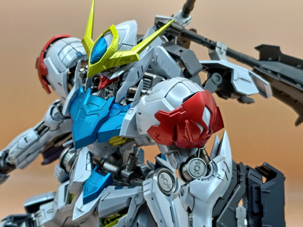 寄ったカメラだとメタリックとパールが少しわかり易くなるかな？パールはクレオスのダイヤモンドシルバー。