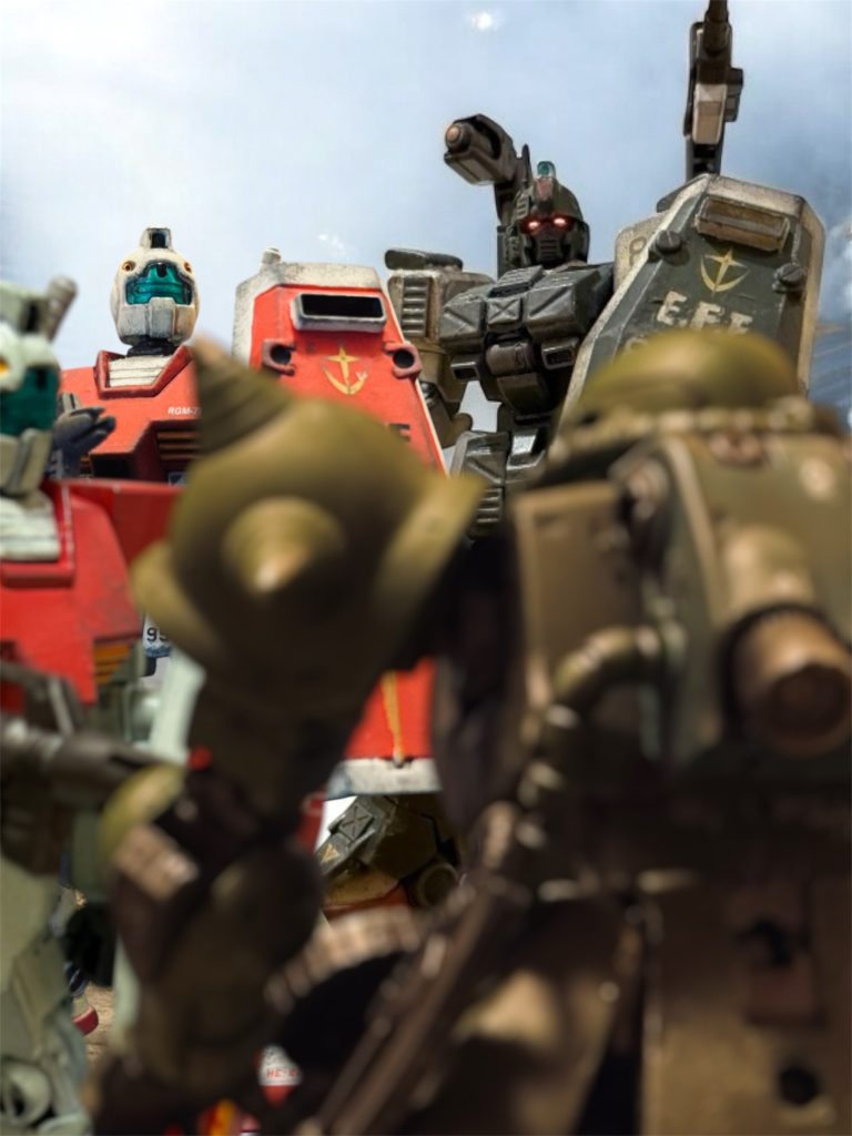 　更新ペース、少し落とそうと思ったのですが、新しい機体も登場しなかったため、やっぱり一気に更新してしまいました。　AI大先生からは「主人公（ヘントとミヤギ）がどれだけ危険な目に遭っても生き残るのはさすがに都合がよすぎる」とご指摘頂戴しました。わたしもそう思います笑　が、一流の悲劇より、三流のハッピーエンドでいいでしょう、という結論に至りました笑　いいんです！主人公だから！！笑　ちなみに、ヘントが何回も撃ち落とされるのは、WW2で、米軍のパイロットが、堅牢な機体のおかげで助かったこともある、みたいな話を聞いたことがある気がして、参考にしました。ジオンが、ビーム兵器とかない中で頑張ってガンダムタイプを落としても、パイロットは無事な上に、別の機体がまた投入されて……みたいなことは、ままあったんじゃないかな、と、妄想しています。　ともかく、細かいことは置いといても、この度、両名ともリアルに爆発したリア充どもの、今後の動向もお見守りくだされば幸いです笑&nbsp;&nbsp;　でも、軍用のヘルメットバイザーぶち抜くような勢いで何か当たったなら、相当な大怪我するよな、普通……いや、いいんです、主人公なので。&nbsp;&nbsp;&nbsp;&nbsp;&nbsp;&nbsp;&nbsp;&nbsp;&nbsp;&nbsp;&nbsp;&nbsp;&nbsp;&nbsp;・