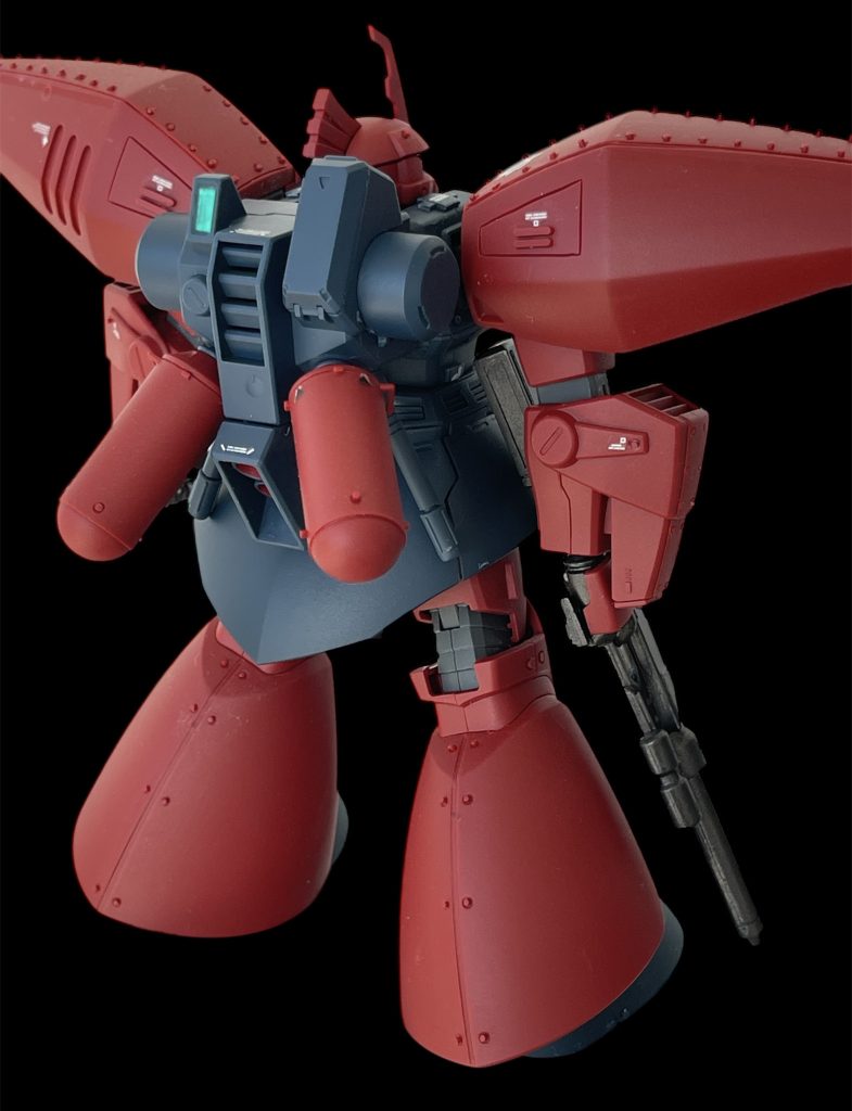 脚のふくらはぎの合わせ目は消さずに（というより成形色で消す技術がありません…）、段落ち化して両サイドにランナーリベットを配置しています。