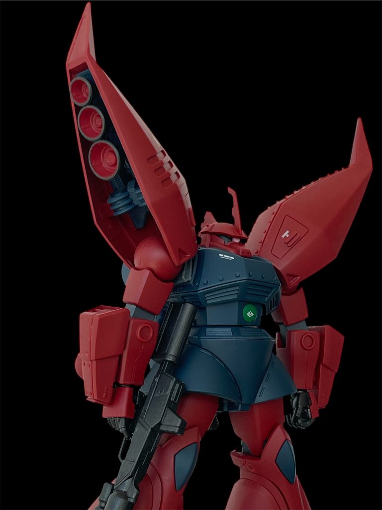 両手、ライフル、バーニア外側は全て黒鉄色で筆塗りしました