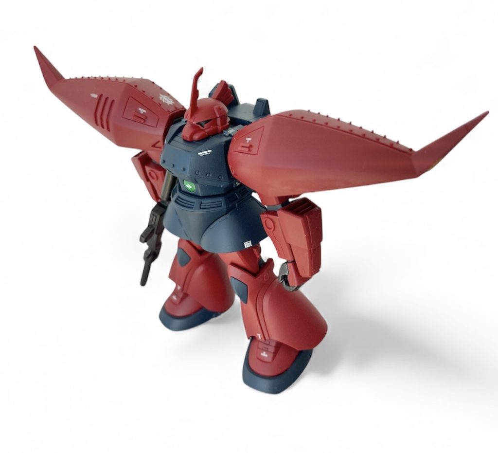 部分塗装箇所は、バーニア、コクピットハッチ、両手、モノアイ周り、ライフルのみです。ちなみにピンク色のモノアイは、他キットのピンク色ランナーから作成しました。