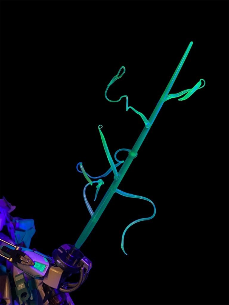 ベース機の近接武器は通常のビームサーベルのみであったが、接近戦強化の為に改造されビームレイピアとなった。中世の刺突剣をモチーフにした外観だが、その出力は大幅に強化され、刀身には余剰エネルギーから形成されたプラズマを纏っている。