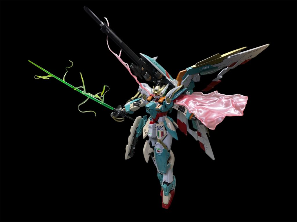 作品のテーマとしては「もしもフェリーニが見たガンダムWがEW版だったら…」をコンセプトに作ったフェニーチェです。カラーリングはver.k.a.の箱絵をイメージして明るく淡目に。白もフェニーチェイメージのアイボリー系と、EWイメージの純白の2色で塗り分けました。自分で考えた機体解説の通り、なるべくウイングガンダムから切ったパーツを貼って、フェニーチェのデザインに仕立て上げてゆきました。プラ板、プラ棒以外だと、右肩アーマーの部品と、ビームレイピアの柄くらいです。あ、その柄はデミトレの頭部だったりしますw