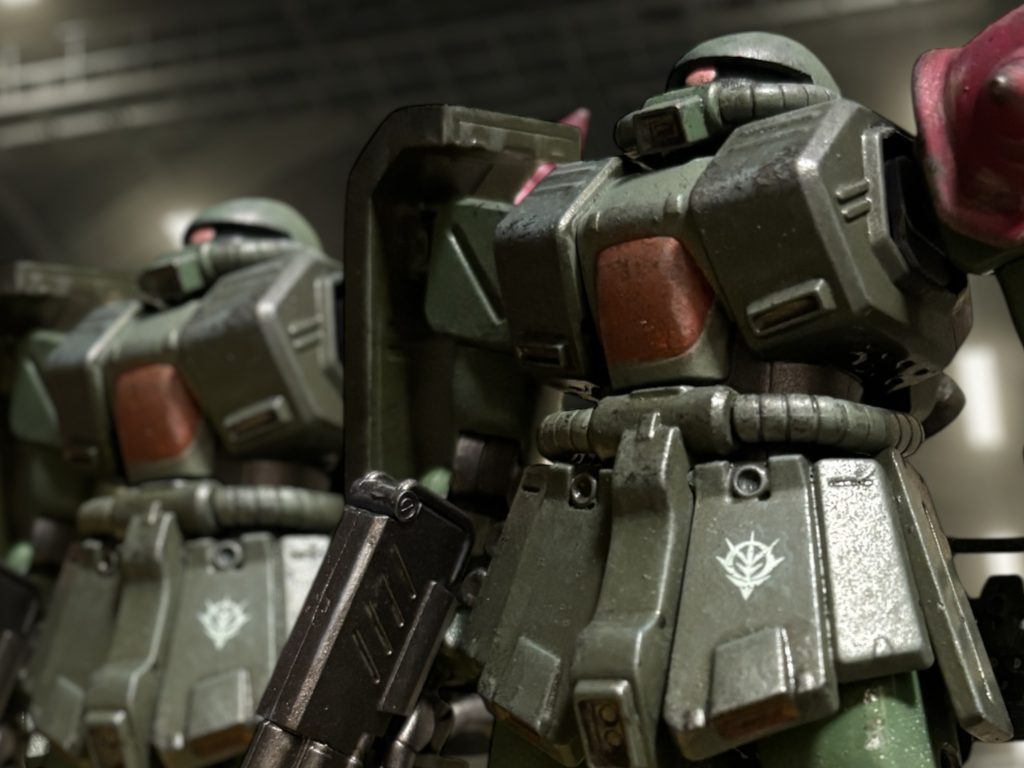 　ア・バオア・クーは１日で陥落した。　戦争は終わった、らしい。　らしいというのは、ジオンの資源衛星基地を包囲する、地球連邦艦隊の包囲は、依然として厳しいままだからだ。「そもそも、昨日の今日で終戦というのがおかしな話なんだよ。」アビゲイル・エイジャー中尉は、臨戦体制のドックで、機体のハッチに手をかけて言う。「終戦だって言ってるのは連邦の連中だけなんだろう？虚偽情報で誘き出そうって魂胆じゃないの？」アビゲイル——アビー中尉は、同僚のイアン・リー少尉に尋ねた。「本国と連絡が取れないんだと。だから少佐も慌ててるのさ。」階級は下だが、年上のイアンは、敬語を使わずに話した。その声は、落ち着いている。「アビーのいう通りだ。ア・バオア・クーが陥ちたって言っても、昨日の今日で条約も結べやしないだろうからな。実質の終戦はまだずっと先だよ。」イアンはコクピットの中で呟くように続ける。「この後どうなるか分からん。”鉄砲玉”が、宇宙の彼方まで飛び出していかないように、首根っこを掴んでおかなけりゃな。」　”鉄砲玉”、と、アビーはオウム返しに言うと、隣に駐機しているザクのコクピットを見る。開け放たれたハッチの中には、人影はない。「ちょっと、”坊や”はどこに行ったの、こんな時に！？」「女のところだろう。」　まったく、とイアンは呟く。それに、と、続けた。「もう”坊や”じゃないさ。」「また、そういう下世話な……。」「違うよ。」　イアンはふふっと笑った。「もう、”坊や”と呼べないだろ。俺らも”エース”に随分助けられた。」～～～～～～～～～～～～～～～