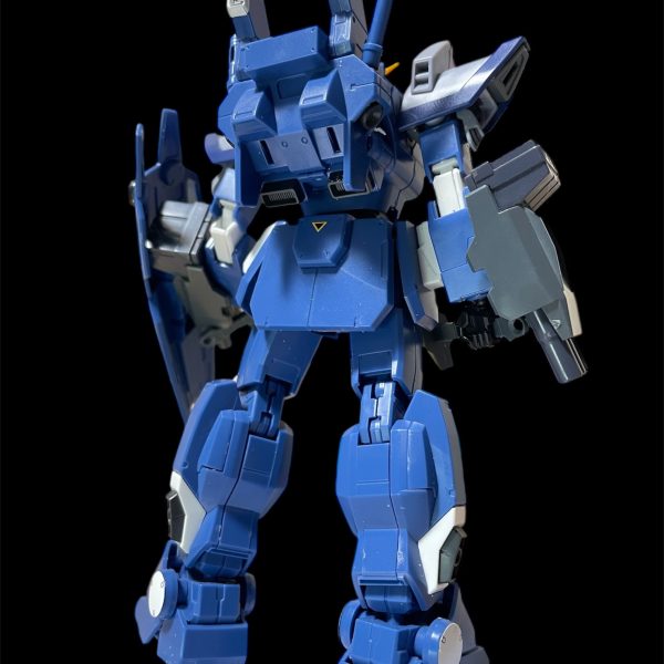 一年ほど前にブルーデスティニー3号機フルアームドを作成し、では2号機はどうしようか🤔と思っていた時に【ブルーデスティニー2号機改修型】を見つけて挑もうと思い、ちまちまパーツを集めては改修進めています。ただ、設定資料が探せずコミックの画像頼りにいじっており、まだまだかかりそうです。まず、イフリート改のヒートサーベルゲルググキャノンの3連ミサイルランチャー×2&nbsp;ショルダーアーマーの形状が見たことのない形になっており、1番近いと感じたディナイアルガンダムの肩と入れ替え。特に改造なしで付け替えられたので楽ちん改造。出っ張りは無くそうかと思っていましたが、ディテールとして良さげなので、クリアパーツあたりだけ削ってボリュームを落とそうと思います。ビームサーベルのマウント方法がバックパック二本差しのようなので上方のスラスターをサーベルラックに変更キットのサーベルは少し短めだったので、ケンプファーのサーベルを流用&nbsp;&nbsp;&nbsp;これからの改修予定頭部アンテナ上のセンサーに丸型センサー取り付け胸部の有線ミサイルを無くしエアーダクトに変更フロントスカートにエアーダクトを追加肩パーツにスライド機能追加メインスラスターの形状も違うようなので丸型から角型に変更サイドスカートにサーベルラックとアポジモーター追加とまだまだ課題が多いです。重たい課題は、脚部のサイドスラスターが漫画版では内蔵型では無く外付けという点バックパックの形状が違いすぎてさらに薄く見えるがバックショット少なくて詳細がわからない点ですね。アナザーコンにだせないものなので後回しになりそうです🤔（2枚目）