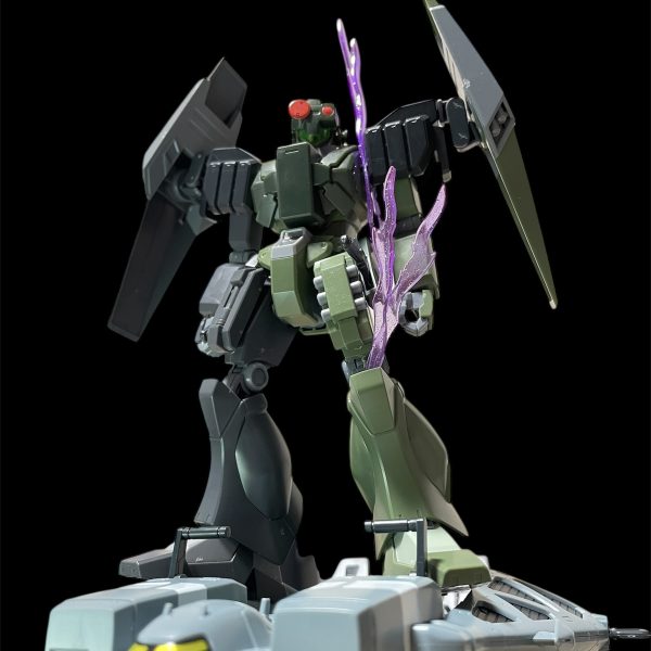 ゴーストジェガンMとゴーストジェガンFのミキシング機体『ゴーストジェガンmaximum』も作成中です。武器やバックパックが無く、完成にはまだまだですがとりあえず投稿です。左半身からのエフェクトをディナイアルガンダムのクリアパーツを使用して仮設置武器はいつかやりたいテスタロッサ用の旧ガーベラビームマシンガンを仮で持たせています。ダガーがサイドスカートに来ているので、ハンドガンをどこにマウントさせるか悩みどころですが、シールド内側か、シールドのせいで上半身が高いので膝周りにつけてバランスを取るかで行こうと思います。コミックを見ていないのでエフェクトが必要なのかも悩み中です🤔こちらもアナザーコン以降に追加着手ですね。（3枚目）