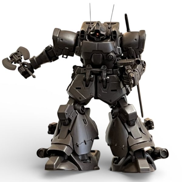 デザートカラーを考慮しサフはマホガニーで吹きました。待ち焦がれたサフ萌えの瞬間。吸排気口のメッシュも目地詰まりなくサフを乗せました。金属感が半端ないです。露出配線や配管もサフが乗ると良い感じです。このドム製作のキッカケとなったトリントン基地強襲シーンのポーズを早速撮影。我ながら様になってると思います。バズーカ（パンッアーシュレック😅）姿も後で載せます😅（4枚目）