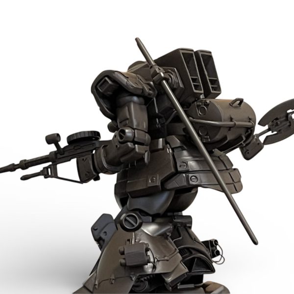 デザートカラーを考慮しサフはマホガニーで吹きました。待ち焦がれたサフ萌えの瞬間。吸排気口のメッシュも目地詰まりなくサフを乗せました。金属感が半端ないです。露出配線や配管もサフが乗ると良い感じです。このドム製作のキッカケとなったトリントン基地強襲シーンのポーズを早速撮影。我ながら様になってると思います。バズーカ（パンッアーシュレック😅）姿も後で載せます😅（2枚目）