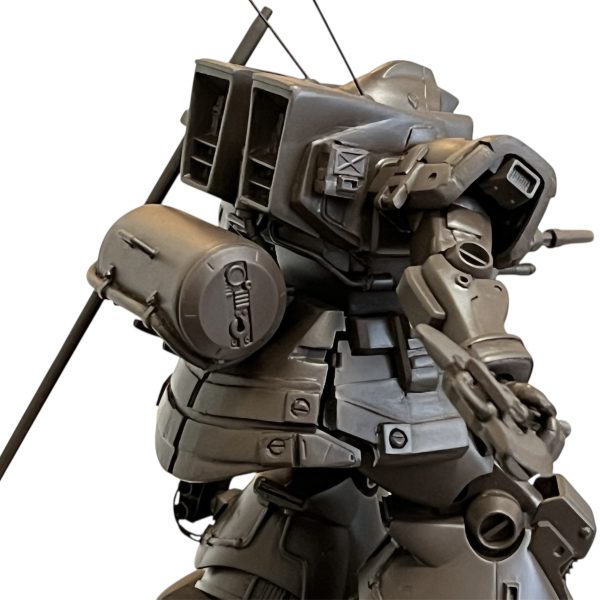 デザートカラーを考慮しサフはマホガニーで吹きました。待ち焦がれたサフ萌えの瞬間。吸排気口のメッシュも目地詰まりなくサフを乗せました。金属感が半端ないです。露出配線や配管もサフが乗ると良い感じです。このドム製作のキッカケとなったトリントン基地強襲シーンのポーズを早速撮影。我ながら様になってると思います。バズーカ（パンッアーシュレック😅）姿も後で載せます😅（3枚目）