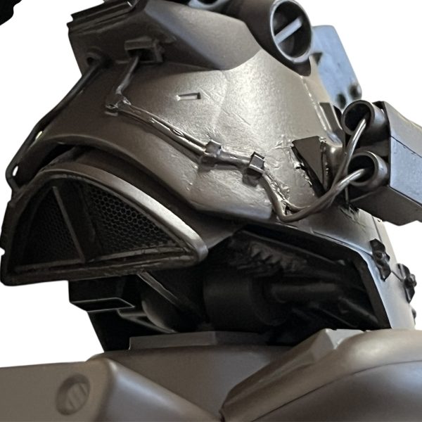 デザートカラーを考慮しサフはマホガニーで吹きました。待ち焦がれたサフ萌えの瞬間。吸排気口のメッシュも目地詰まりなくサフを乗せました。金属感が半端ないです。露出配線や配管もサフが乗ると良い感じです。このドム製作のキッカケとなったトリントン基地強襲シーンのポーズを早速撮影。我ながら様になってると思います。バズーカ（パンッアーシュレック😅）姿も後で載せます😅（6枚目）