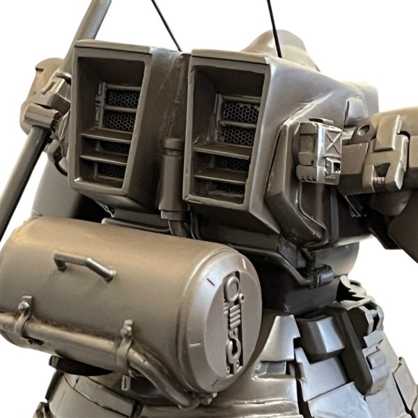 デザートカラーを考慮しサフはマホガニーで吹きました。待ち焦がれたサフ萌えの瞬間。吸排気口のメッシュも目地詰まりなくサフを乗せました。金属感が半端ないです。露出配線や配管もサフが乗ると良い感じです。このドム製作のキッカケとなったトリントン基地強襲シーンのポーズを早速撮影。我ながら様になってると思います。バズーカ（パンッアーシュレック😅）姿も後で載せます😅（7枚目）