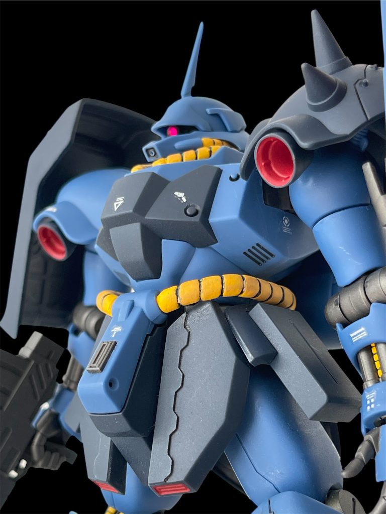 腰アーマー部のディテールは、0.3mm厚で作成したランナープラ板を加工して貼り付けました。