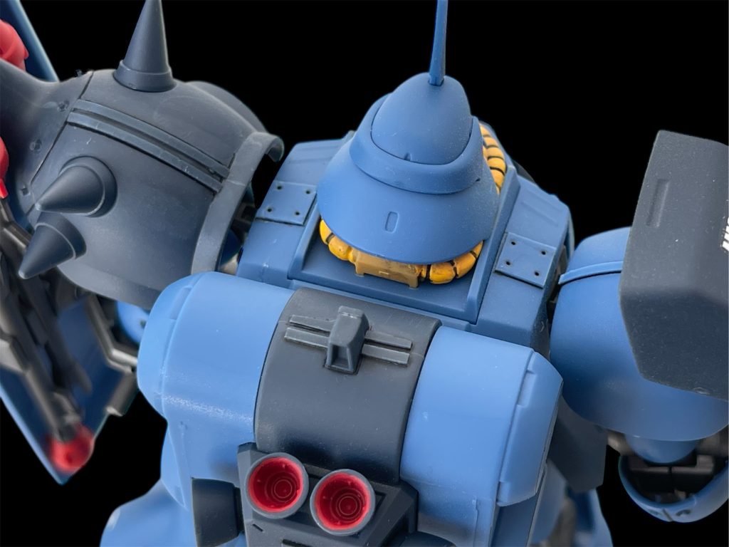 上から見ると両肩、ボディ、バックパックと合わせ目だらけなので、全てランナープラ板で目立ちにくくしています。ちなみにスパイクアーマーの合わせ目に貼ったプラ板も白化してしまいました。