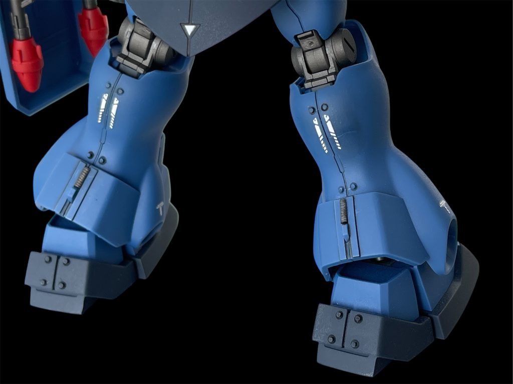 ふくらはぎ下部の合わせ目は、両サイドから合わせ目を挟むようにランナープラ板を貼り、その中心にディテールアップパーツを入れて隠しています。&nbsp;