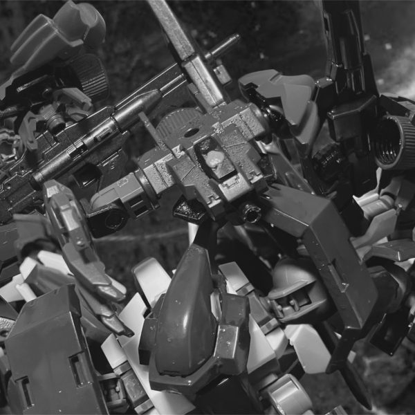 無人機達の脅威は、ギャラルホルンの2機のガンダムと人々の反撃で終わった・・・・はずだった。だが、外部に流出した無人機製造技術による無人機の乱発。やがて人の制御から離れ、自然発生しまつ。人々は災害と化した無人機のスタンピードに、各陣営は戦力強化の一環として既存の機体をベースにした上位機種の開発を敢行。今、鉄血世界の真のサバイバルが始まった・・・（4枚目）