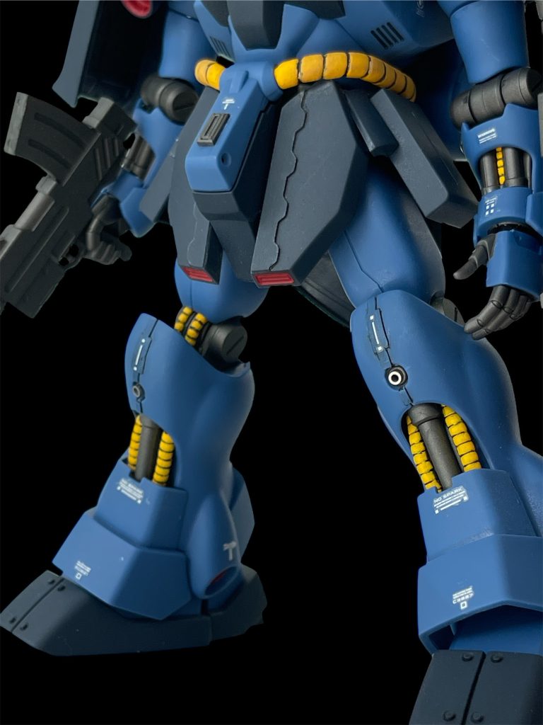 生活色活かしなので、合わせ目は極力ランナーによって隠すようにしました。まず一番目立つ膝の合わせ目ですが、上からランナープラ板を貼り付けて蓋をしています。しかし曲面に貼ったためランナーが白化してしまい、ウェザリングマスターとデカールで誤魔化しています。