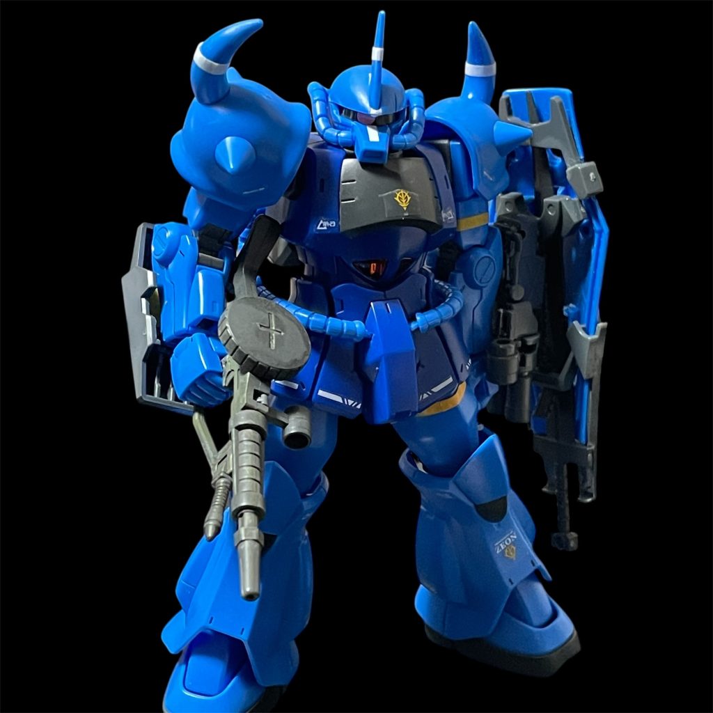 パチ組してからシール貼り付けと、シールドはグフカスタムのガトリングシールドのパーツを流用して設定の武器としました。左側のボリュームが大きくなったので右側にゲルググの小型シールドを装備させ、グフの近接戦闘をイメージとバランス調整。