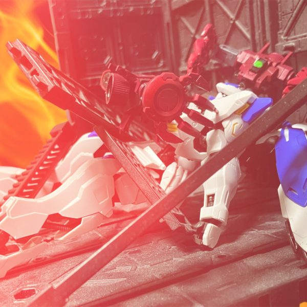 無人機のスタンピードはついに・・・地球に。襲われたのはバエルの祭壇を有するギャラルホルン地球本部。本部施設の放棄と滅却焼却処理により全ては灰と化した・・・はずだった。（6枚目）