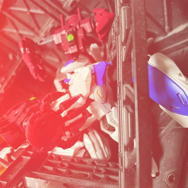 無人機のスタンピードはついに・・・地球に。襲われたのはバエルの祭壇を有するギャラルホルン地球本部。本部施設の放棄と滅却焼却処理により全ては灰と化した・・・はずだった。（5枚目）