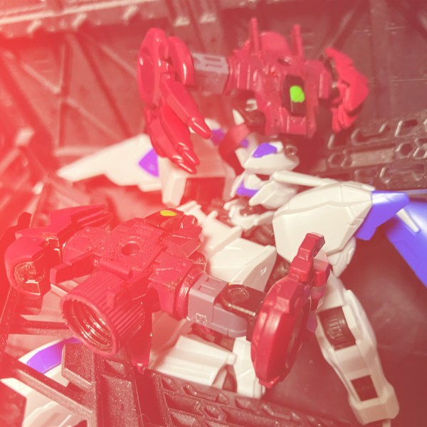 無人機のスタンピードはついに・・・地球に。襲われたのはバエルの祭壇を有するギャラルホルン地球本部。本部施設の放棄と滅却焼却処理により全ては灰と化した・・・はずだった。（4枚目）