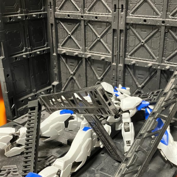 無人機のスタンピードはついに・・・地球に。襲われたのはバエルの祭壇を有するギャラルホルン地球本部。本部施設の放棄と滅却焼却処理により全ては灰と化した・・・はずだった。（2枚目）