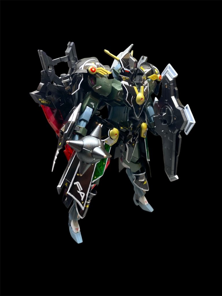 フルアーマー形態。ミカエリスが、GUND-armorを纏うことでGUND-ARM化するがコンセプトなので、マスクもV字アンテナを生やしています。モチーフにしたのは、かつてやり込んだシュミレーションRPGの金字塔ファイアーエムブレムシリーズの蒼炎の軌跡・暁の女神に登場する漆黒の騎士です。表情の伺えぬマスク、漆黒の鎧に白い縁取り、赤いマント…あの圧倒的強者感を感じて頂けたなら幸いです！武装の命名も同作をリスペクトして。&nbsp;ストーリーでは、決勝戦を描くということで、これまた、大ドロボウJINGザザの仮面舞踏会篇の神回をオマージュさせて頂きました！“日出処の戦士”とジンとの「あの二人、まるで踊っているようじゃ」の見開き二ページは未だに忘れる事が出来ない名シーンです。突如、謎のMSたちにより摘発された仮面武闘会。舞台を移し、物語はいよいよ核心へと迫ってゆく…もう、制作しておいたストックも無いので、いよいよ背水の陣で制作頑張ります❗️また、次回もお楽しみに✨