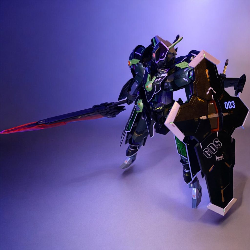 各所にシェルユニットをを配した増加装甲は、防御力を格段に向上させつつも、MS本来の高い可動性を維持している。手持ち式の大型盾・キネティックシールドにも、本来のアンチドートとしての機能は廃され、シェルユニットが増設された。