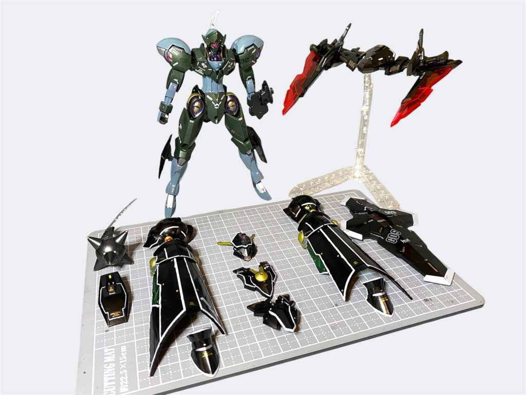 前話の投稿から、あっと言う間に一カ月が経っていました…年末年始は怒涛の忙しさで、制作も遅々として進まず、2週間に1話の公開ペースなど保てるハズもなく…幸い今作は、昨年6月頃に完成させていたものなので、今になって何とか撮影まで済ませて第4章公開させて頂きます！写真や解説の通り、この機体はミカエリスをベースに、アーマーやら、バックパックを被せていってのフルアーマー化というコンセプトで制作していきました。アーマーや追加武器は30MF、フライトユニットはコトブキヤのmsg、盾や両腕はベギルペンデから。素体となるミカエリスは森の精霊ノームにあやかりオリーブ系に塗装し、漆黒に塗装したアーマー類は全てパージ出来る細工にしてあります。